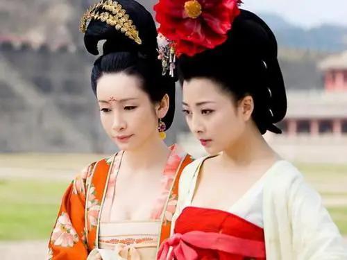 《资治通鉴》里有一句话，读完让人脊背发凉—— 
 
"韩国夫人及其女，皆得幸于上
