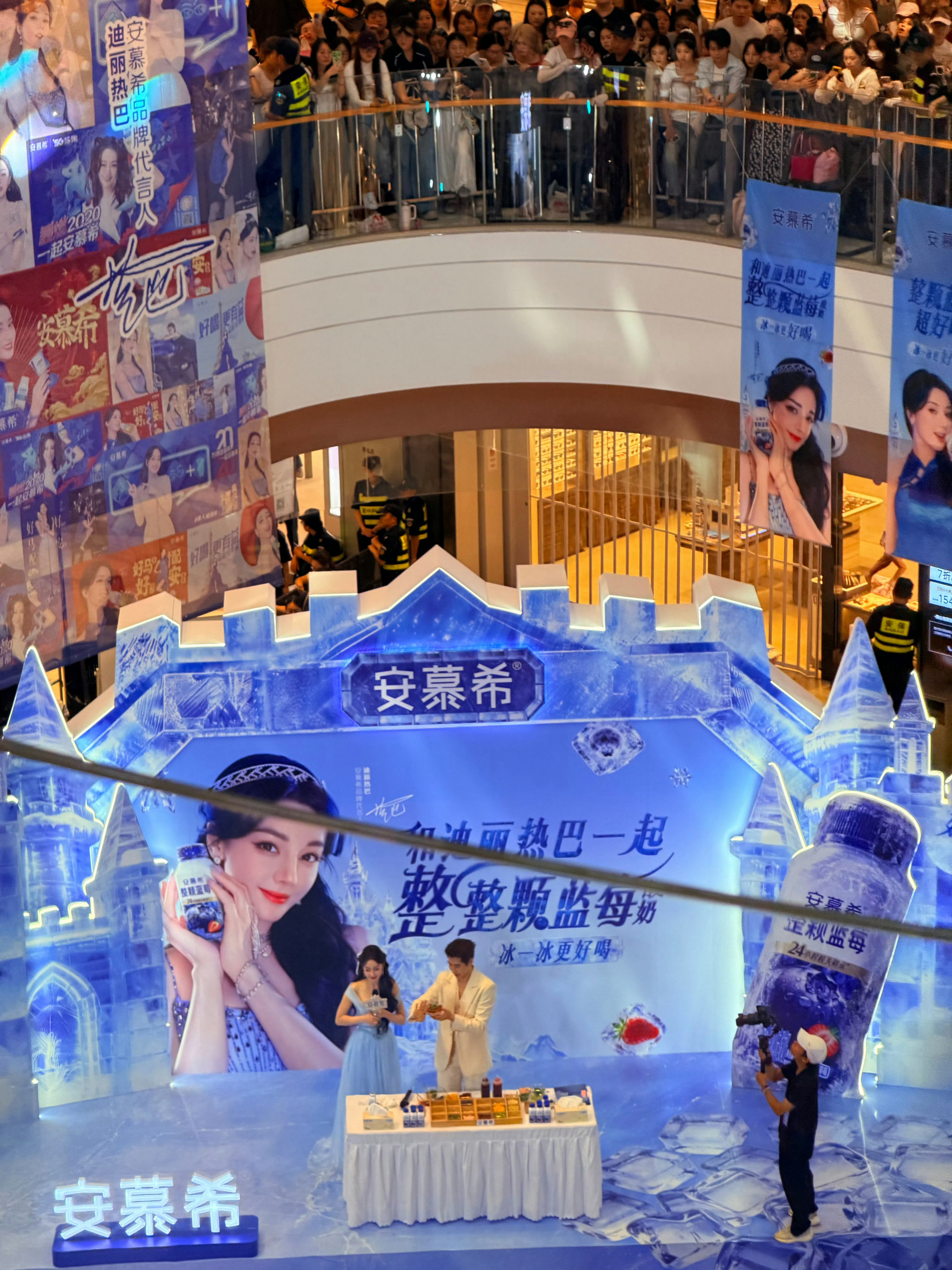迪丽热巴线下人气热巴女神降临，又现迪满楼