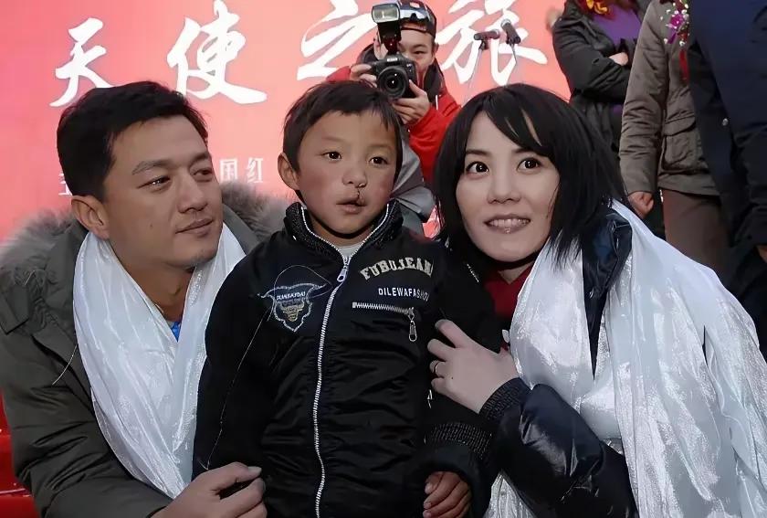 看到这名唇腭裂男孩的合影
让我心里有两个呐喊
第一个呐喊就是嫣然儿童医院不能关