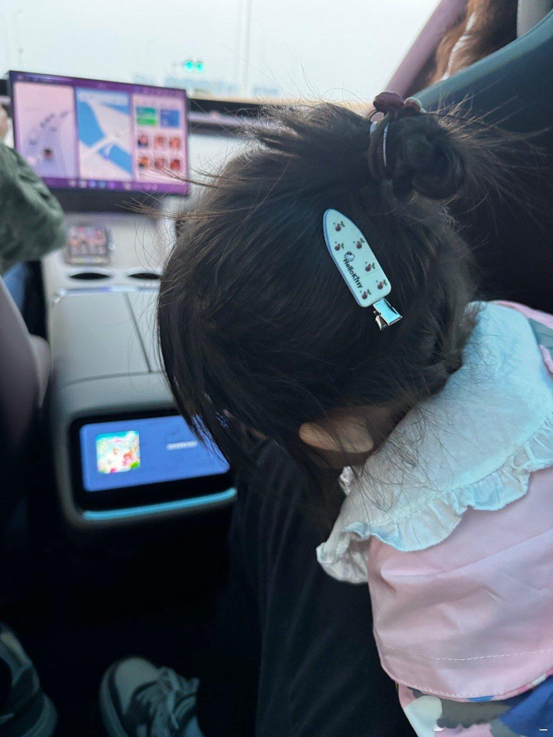 两个月没回来，女儿已经会介绍YU7有什么功能了[允悲]原本想每一两周回来一次，实