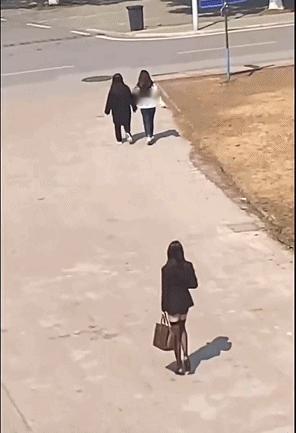 她真的不冷吗？