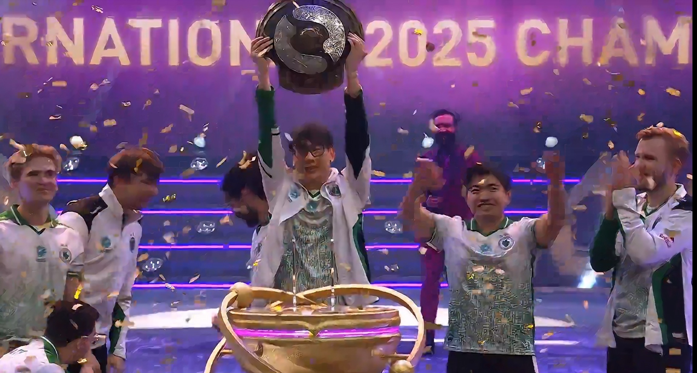 历史第一个三冠王2000哥！TI5 EG作为队员夺冠，TI11 Tundra作为