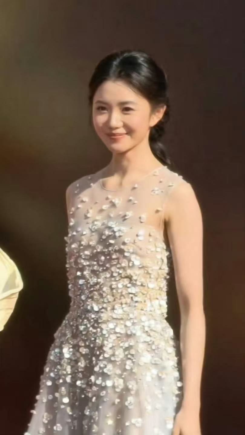 刘浩存簪花麻花辫刘浩存浅色碎珠长裙花仙子下凡既视感，刘浩存的浅色碎珠长裙搭配簪花