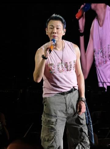 在家待着被陶喆打了个招呼 看到网友晒出在家看陶喆演唱会的照片，我酸了，谁能拒绝一