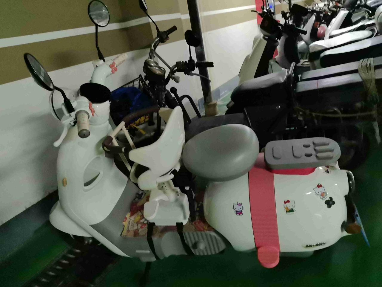 在楼下停车场，偶遇一辆超Q的粉色电动车🛵圆滚滚的一个小座包和车身，前面放置了一