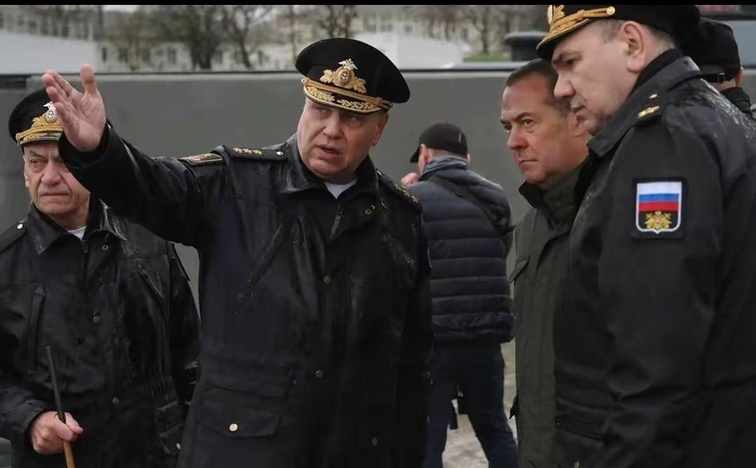 受俄罗斯武装力量最高统帅弗拉基米尔·普京的指示，俄安全委员会副主席梅德维杰夫于2