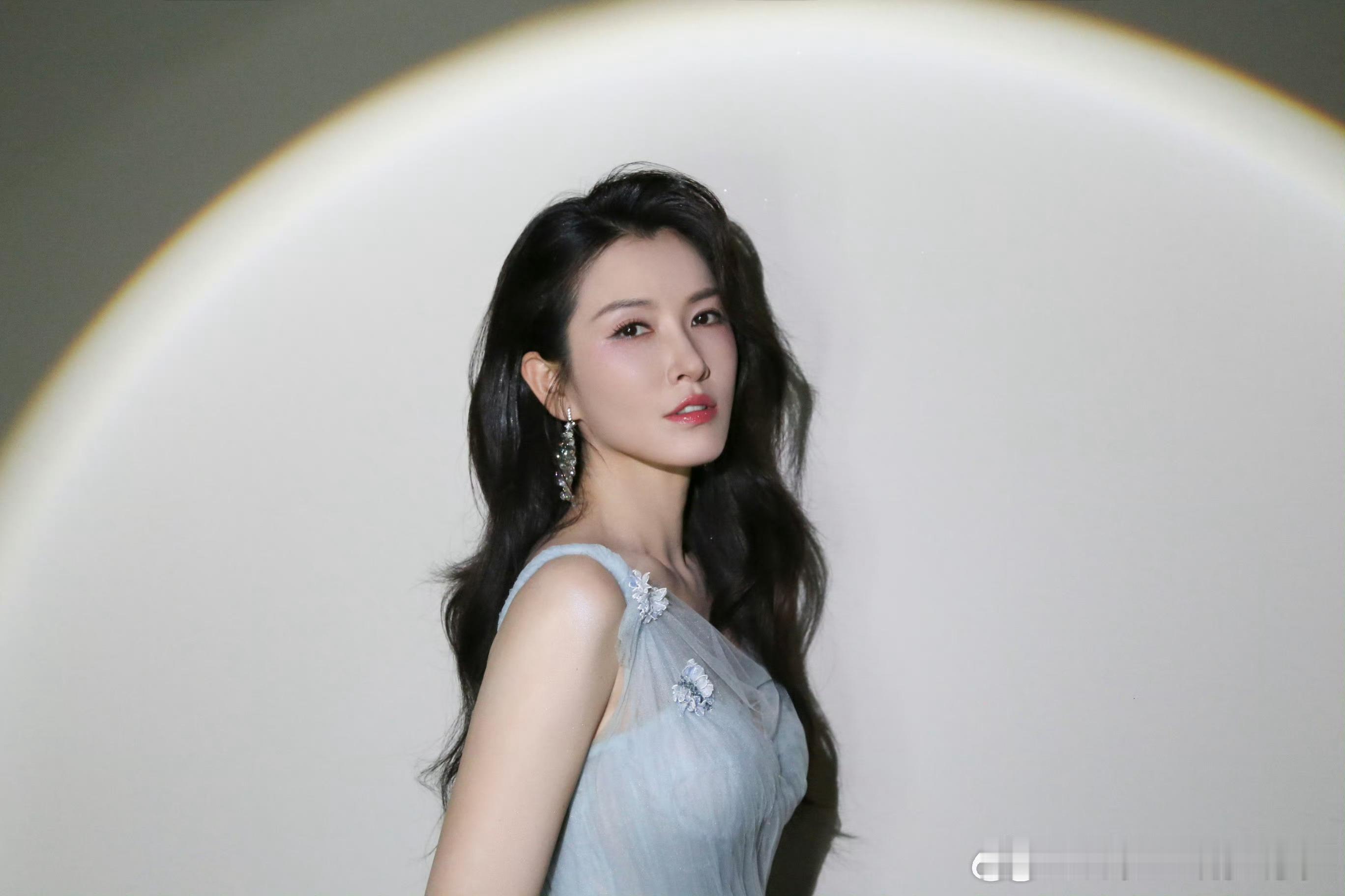 大家都在传徐洁儿美的不行 果然名不虚传！徐洁儿的美是那种从里到外的亮眼，每一眼都