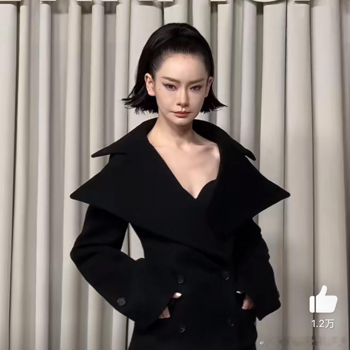 #谁来心疼戚薇的头皮#但是戚薇的这个造型还挺好看的啊，这样丑的发型戚薇都驾驭住了