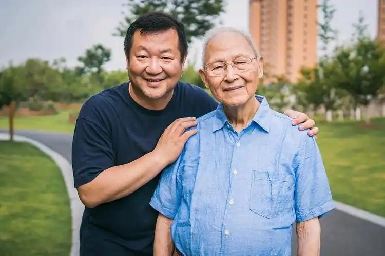 身边有个平凡的孩子，才是一种实实在在的幸福。
这是村里的老李头真实的感受。

一