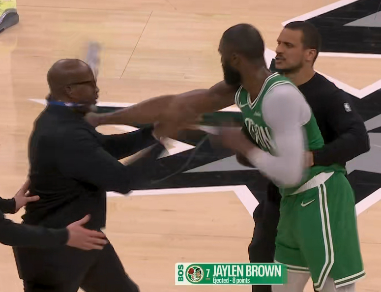 杰伦-布朗非常不满裁判的吹罚，直接领到两个技术犯规被驱逐了。 