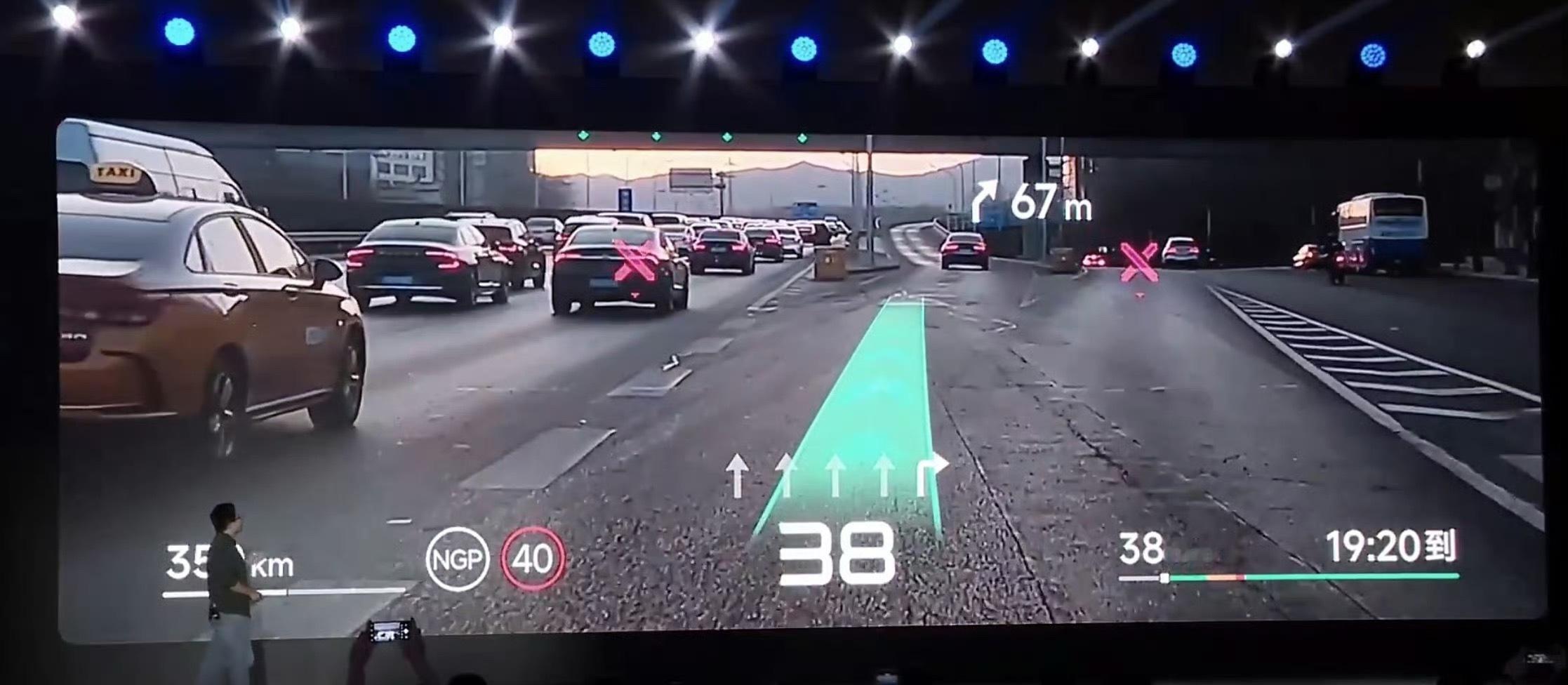 小鹏g7 的AR-HUD 在面对多路口时，会给错误道路画一个叉 ❌对于一些复杂路