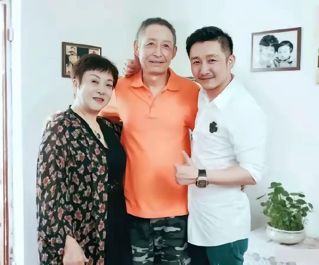 很多人一直误以为邹市明出身普通寒门，

深挖他原生家庭背景后才恍然大悟，原来大家
