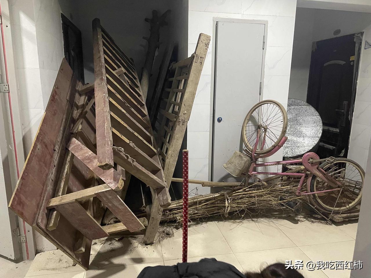 事情是这样的：
老人去世前原本住在车库，伯伯家把老人pian了，私自拿车库来开牌