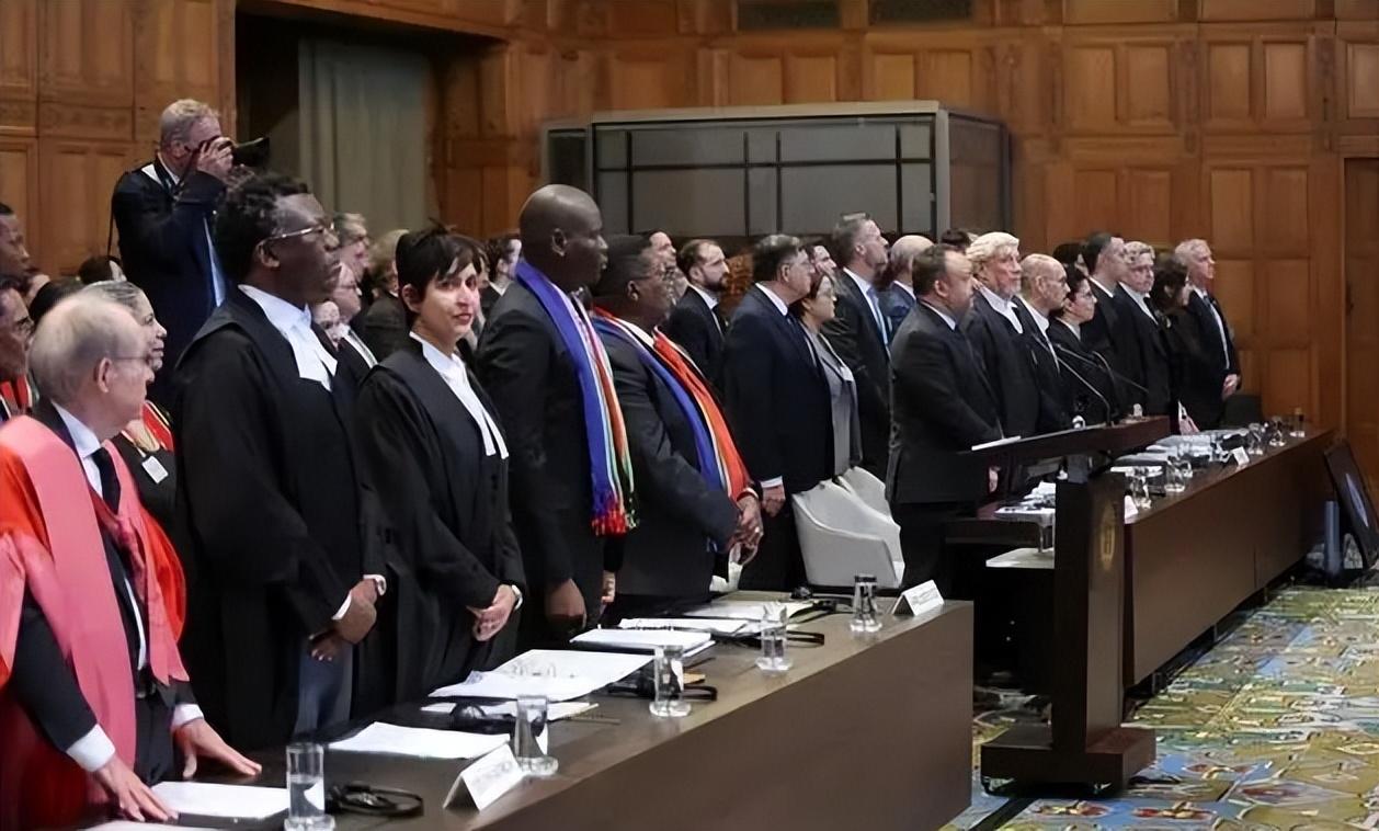 以色列现在的打法，说白了就一个字：拖。南非把诉状递上去，证据一摞一摞往法院送，结