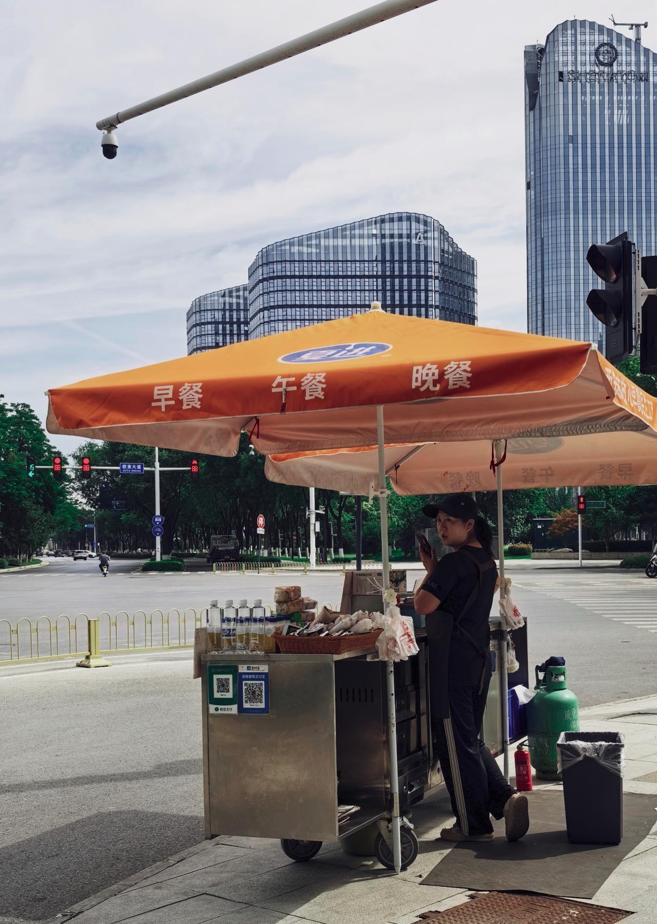 橙色的伞下，是比写字楼更准时的承诺。原来城市再热，也有人随时为你准备好，爽口的冷