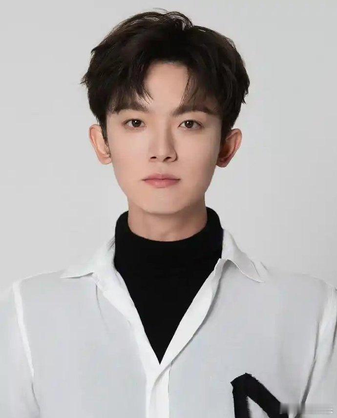 敬佩李明德，有证据就直言不讳。而那些迟迟不公开证据的人，似乎总在寻找回旋的余地。