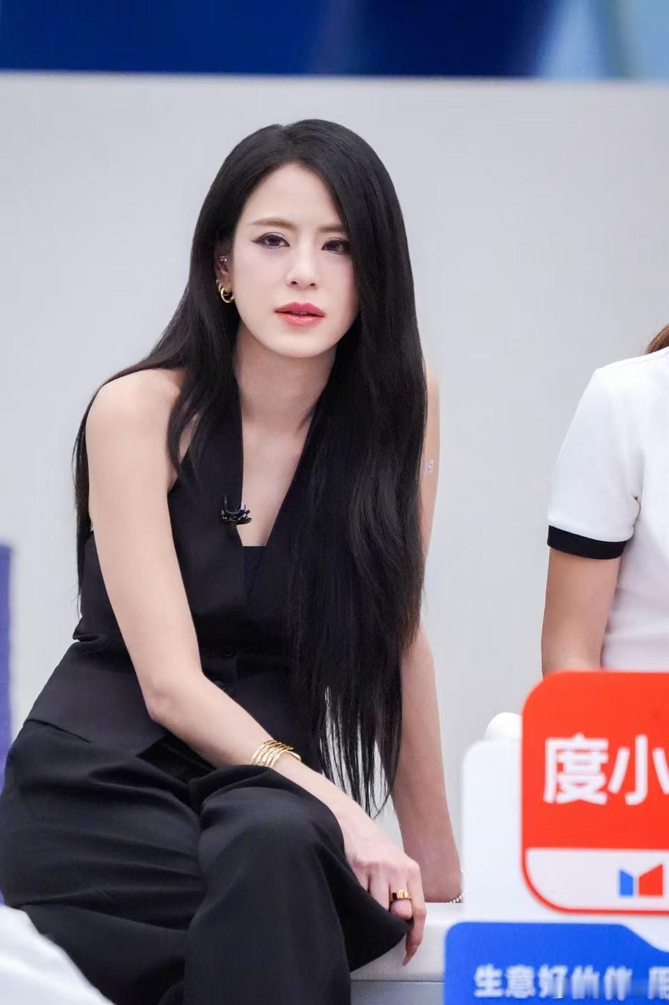 乘风2026总决赛solo乘风2026站在舞台中央独自完成整首表演，总决赛 so