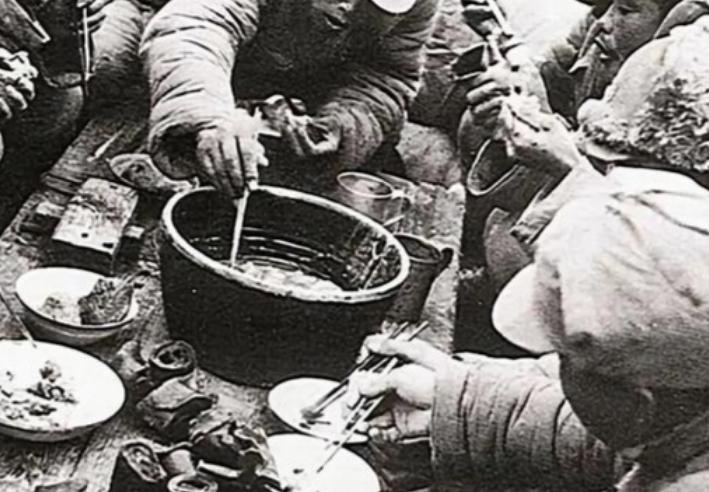 1948年，淮海战役中，华野炊事员挑着包子，误入敌人阵地，可他却不慌，还高声大喊