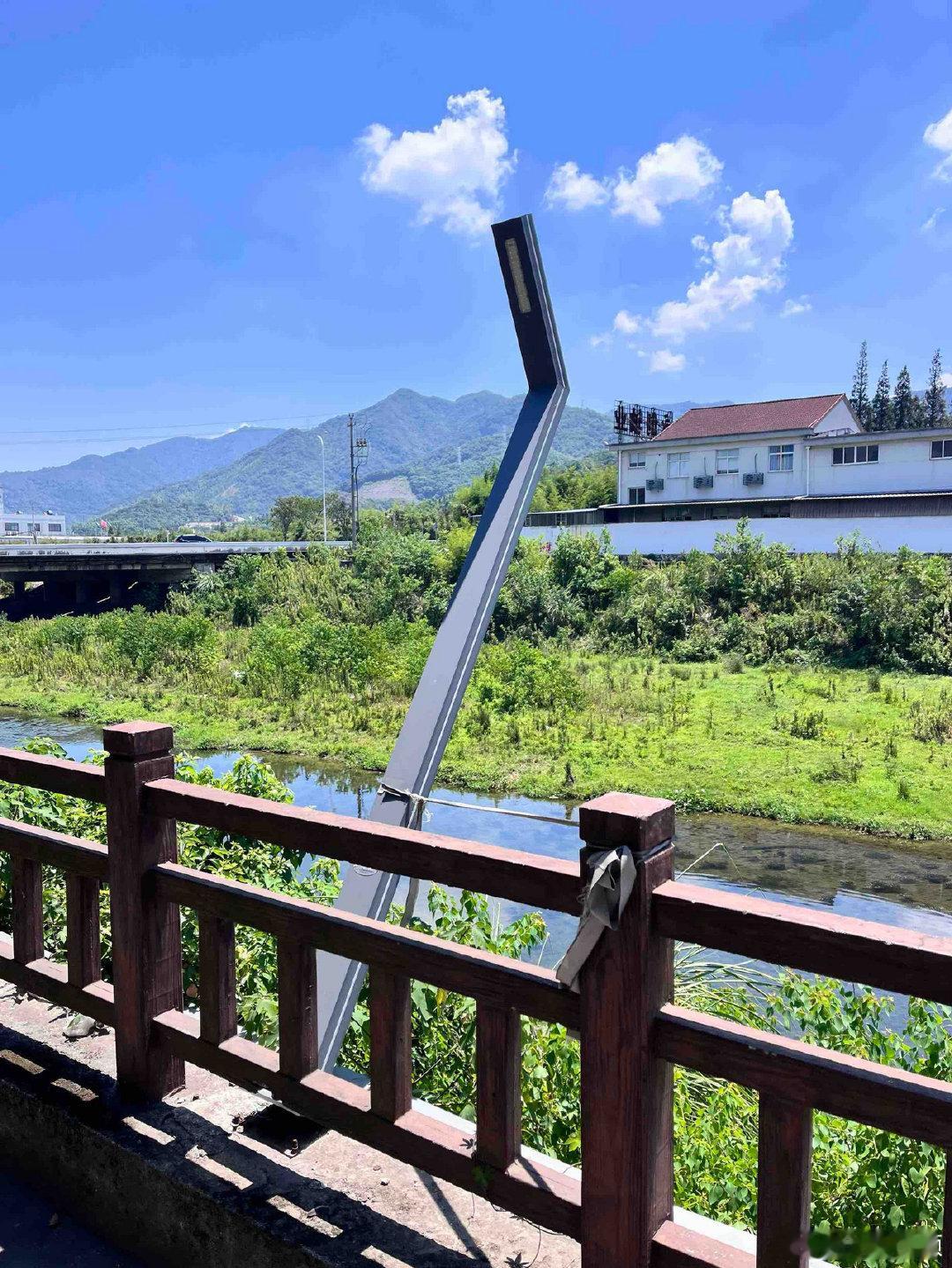 屡遭剐蹭宁波奉化一路段整排路灯摇摇欲坠 近日，网友通过宁波民生e点通反映，奉化尚