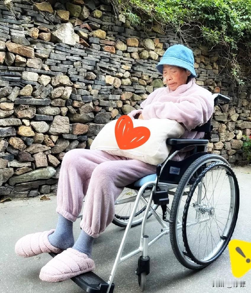 我们村有个男人，
带着外面的女人出去旅游，
那女人竟把两人的不雅视频发给了他老婆