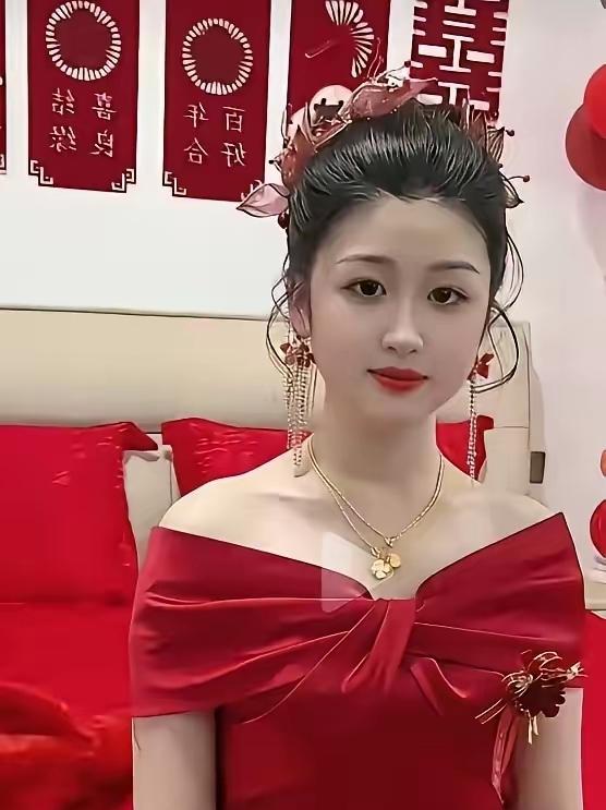 郑州一对研究生结婚，女方说不要彩礼。
男方家硬是凑了十万送过去。
 
这事儿在郑