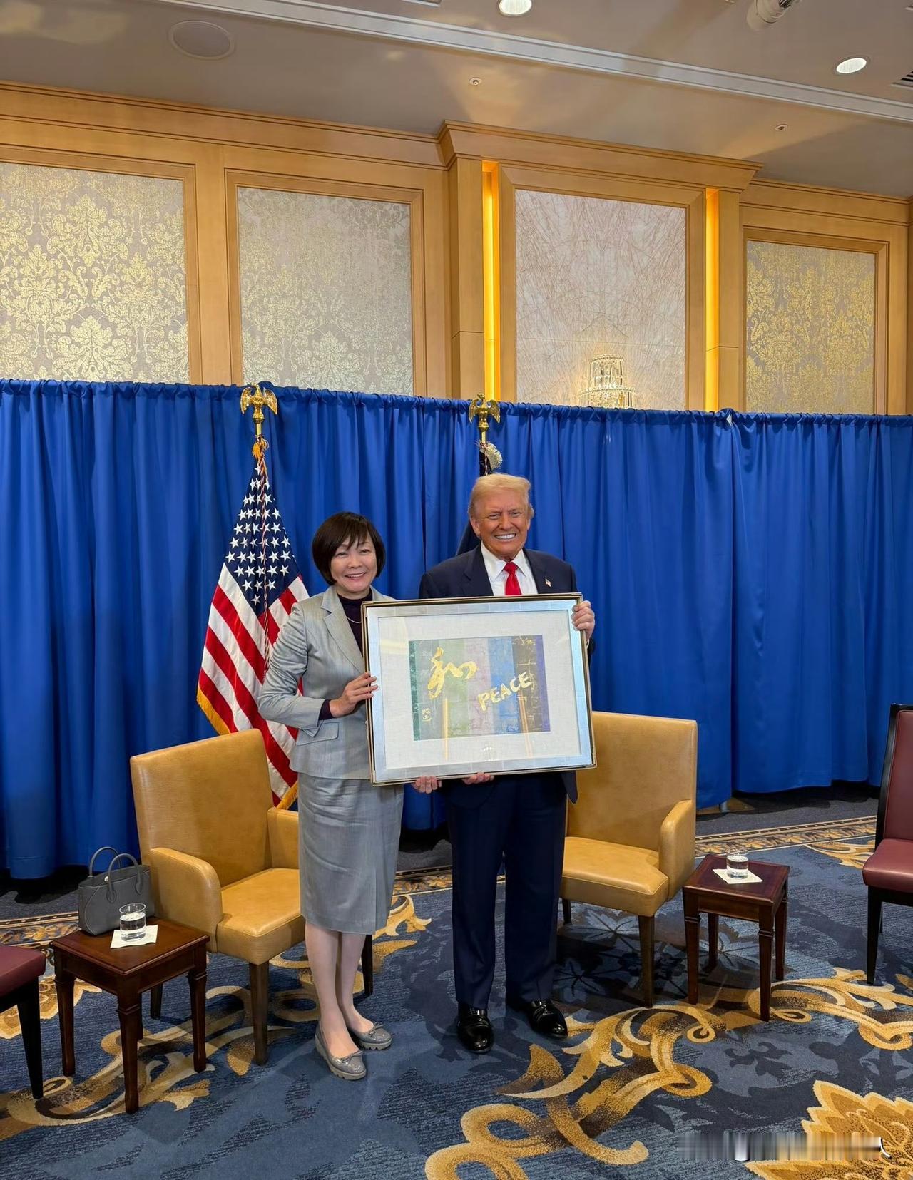 瞧一瞧！[捂脸]
特朗普这次日本之行，该见的人都见了。
安倍夫人居然亲手送了一副