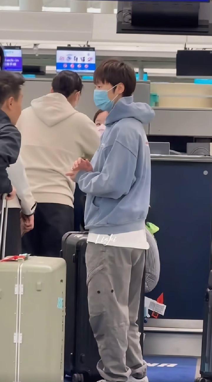 在机场王浩教练伸着脖子跟王曼昱热聊，看的出来王浩教练也是很喜欢王曼昱的，王曼昱这