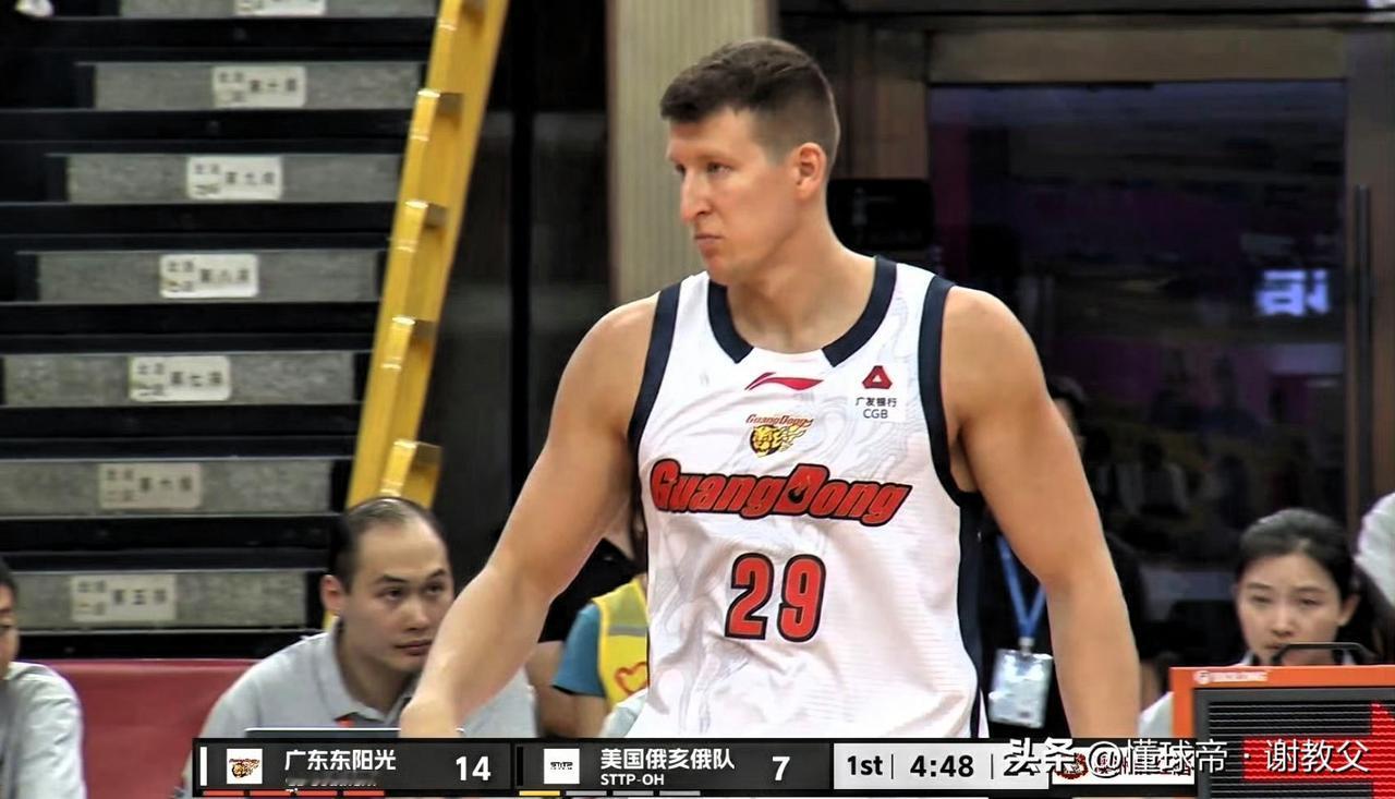 广东宏远外援卢卡迎来首秀，不是内线是锋线，能背身单打，能组织策应，还有三分球，热