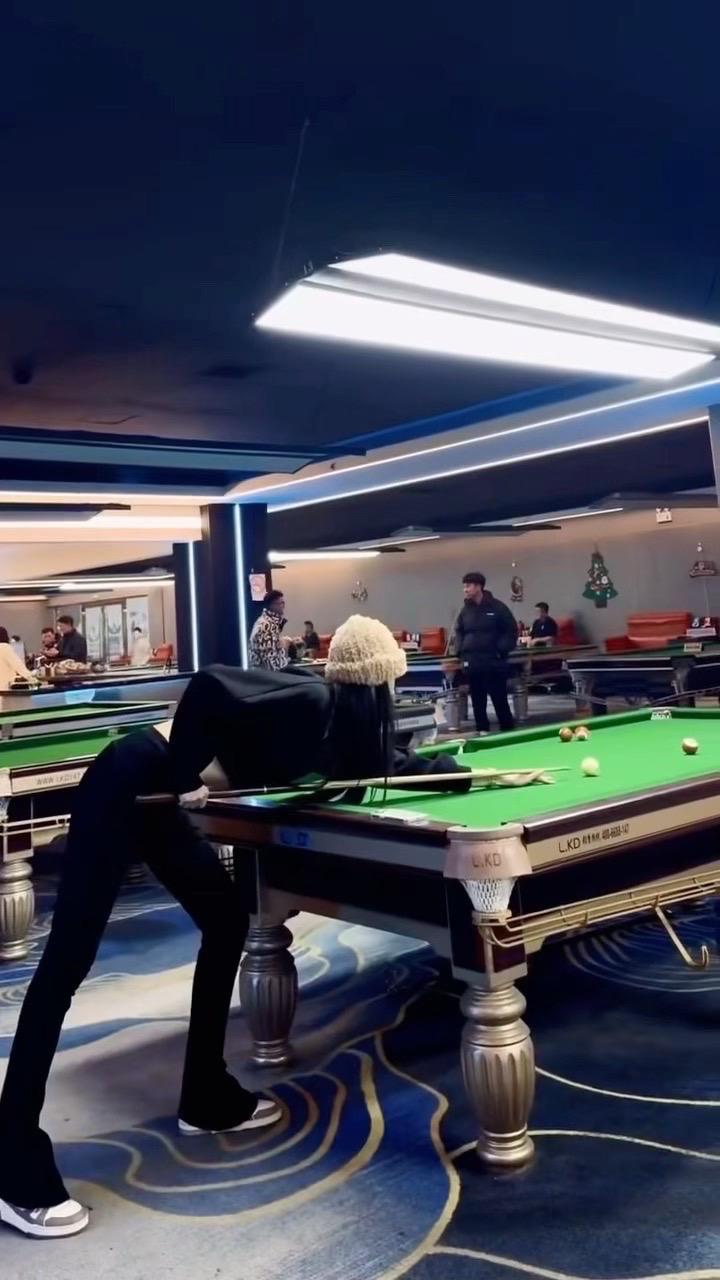 作息乱乱的 人也笨笨的 意志还淡淡的 老天奶 我只是个混日子的 请你不要为难我