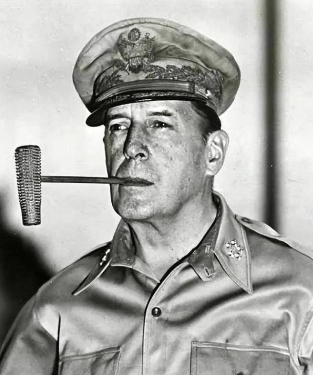 1955年，麦克阿瑟偶然看到十大元帅的名单，沉默良久后，说了句话：“我输得不冤。