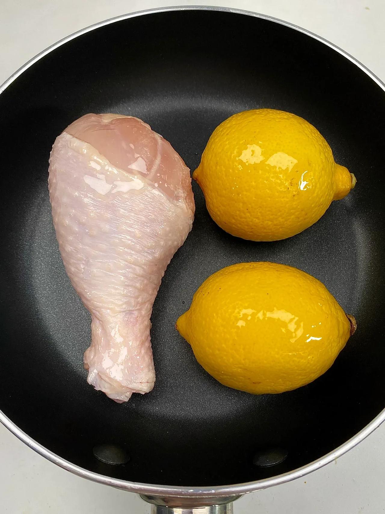 清新爽口的柠檬🍋凉拌鸡腿也太好吃了吧
酸辣开胃鸡腿肉嫩滑入味！加了黄瓜🥒和洋