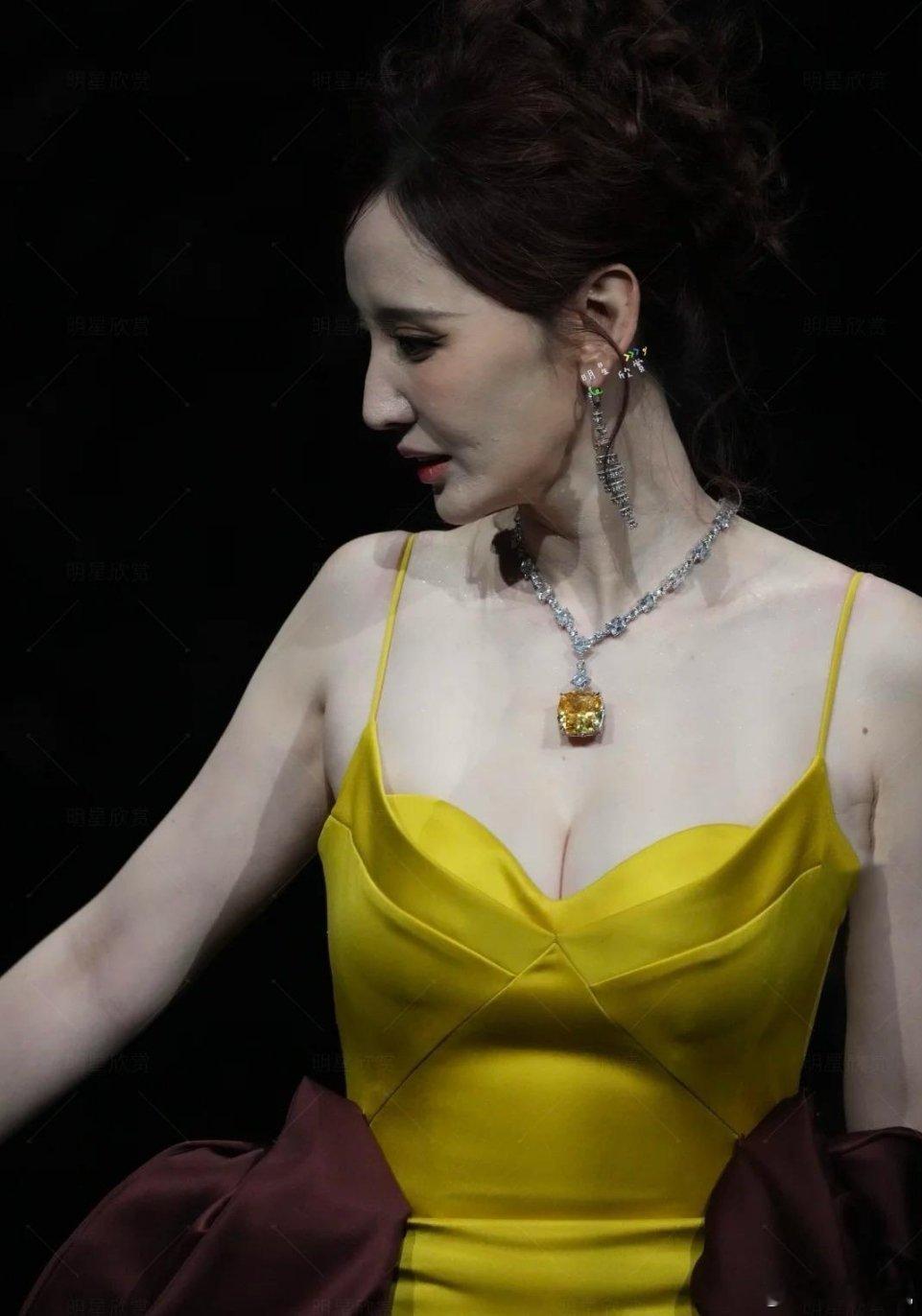 张萌是刚从被窝里爬出来赶现场的吗？眼妆浮粉眼神涣散，姐连嘴角都透着一股没睡醒的疲