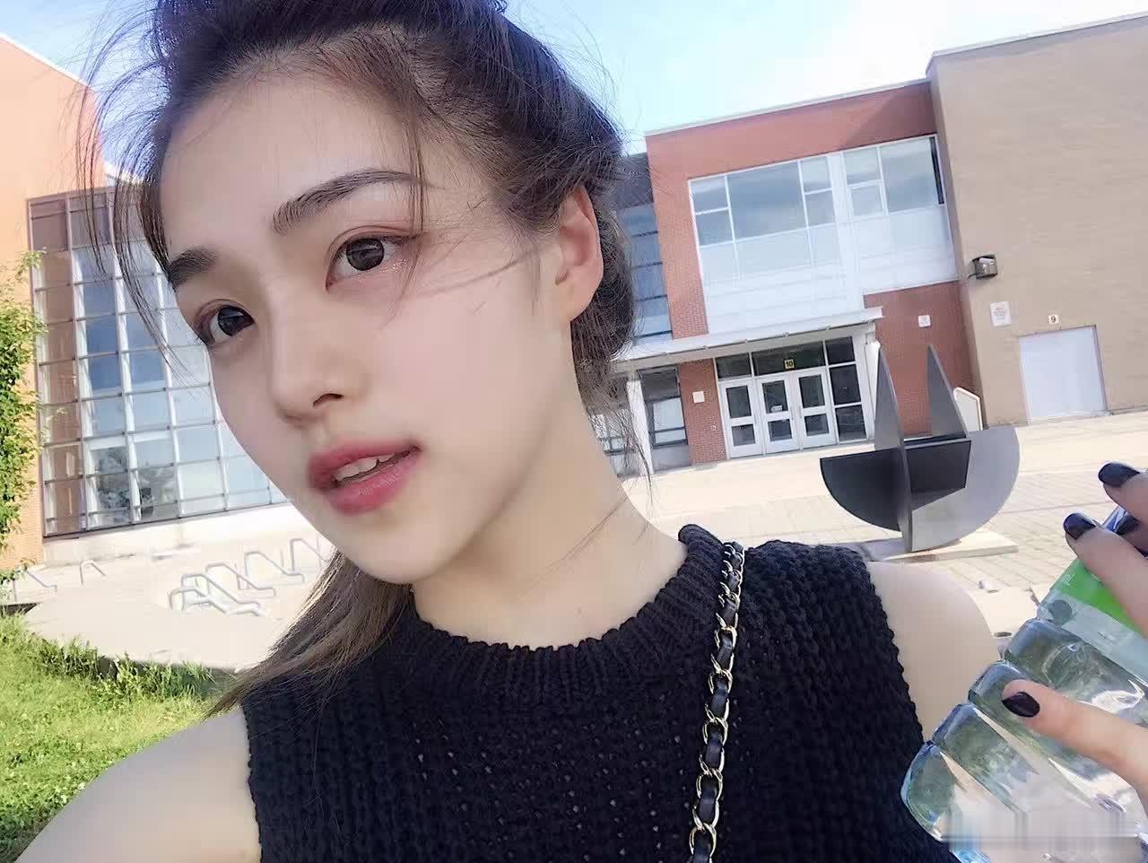 “你像月亮一样照进了我的生活 你的光让我撑过了很多难熬的时候 虽然现在月亮暗了 