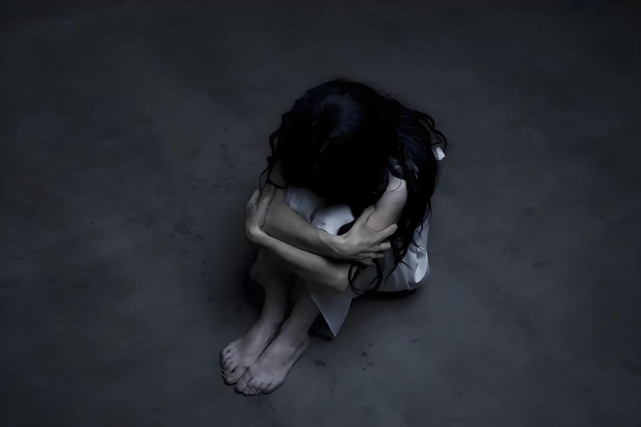 万万没想到！河南一女子聚餐后，竟在自己家中撞见闺蜜坐在前男友腿上。她情绪崩溃从二