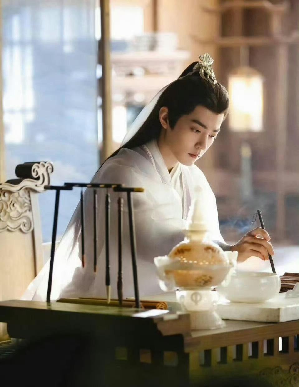 我们坐在高高的虾壳上听老虾讲过去的故事[超话]肖战 

夜月一帘幽梦，春风十里柔