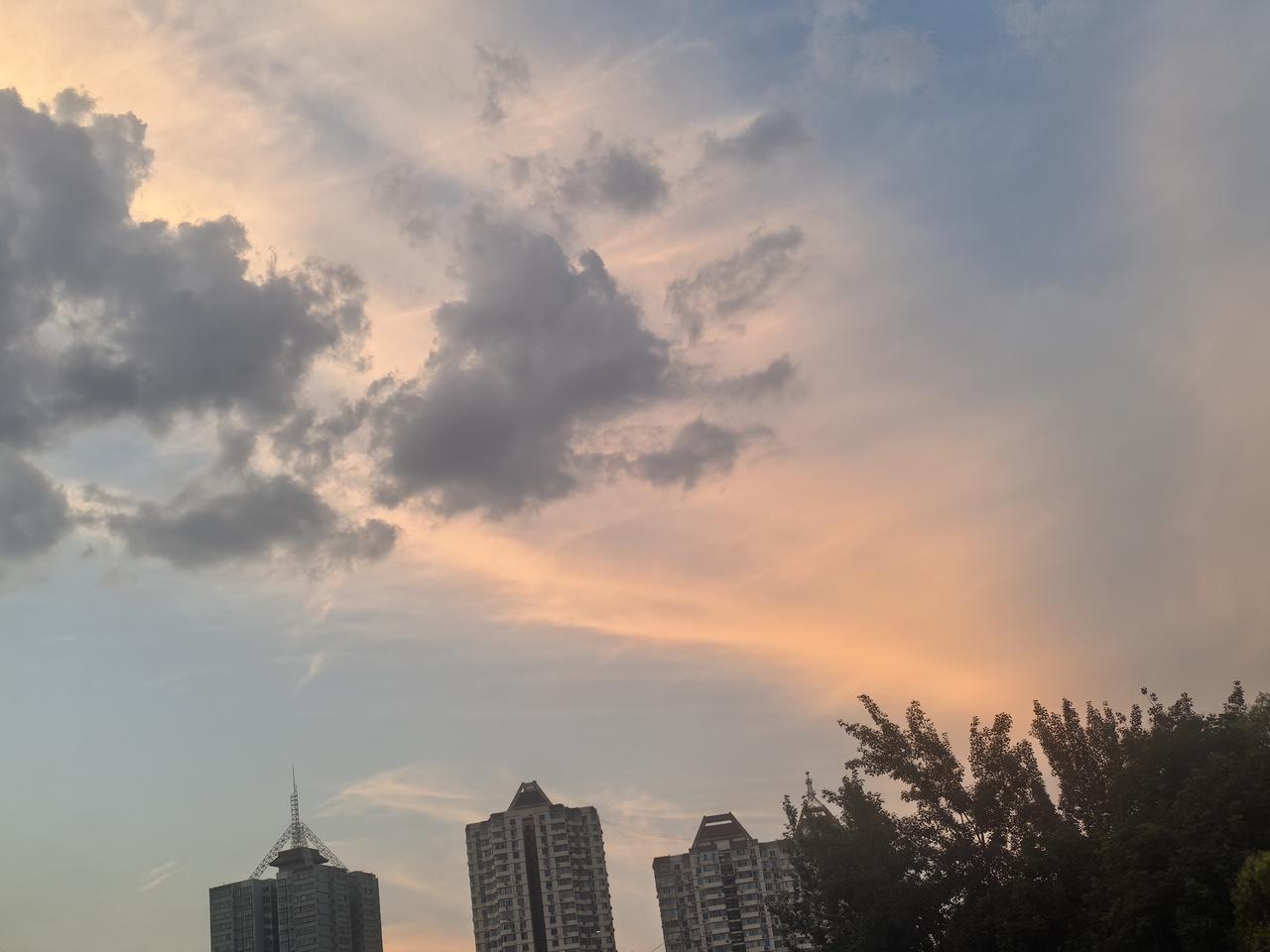 西安傍晚的天空美景

[玫瑰][心][玫瑰]

傍晚的西安天空，简直美出了新高度