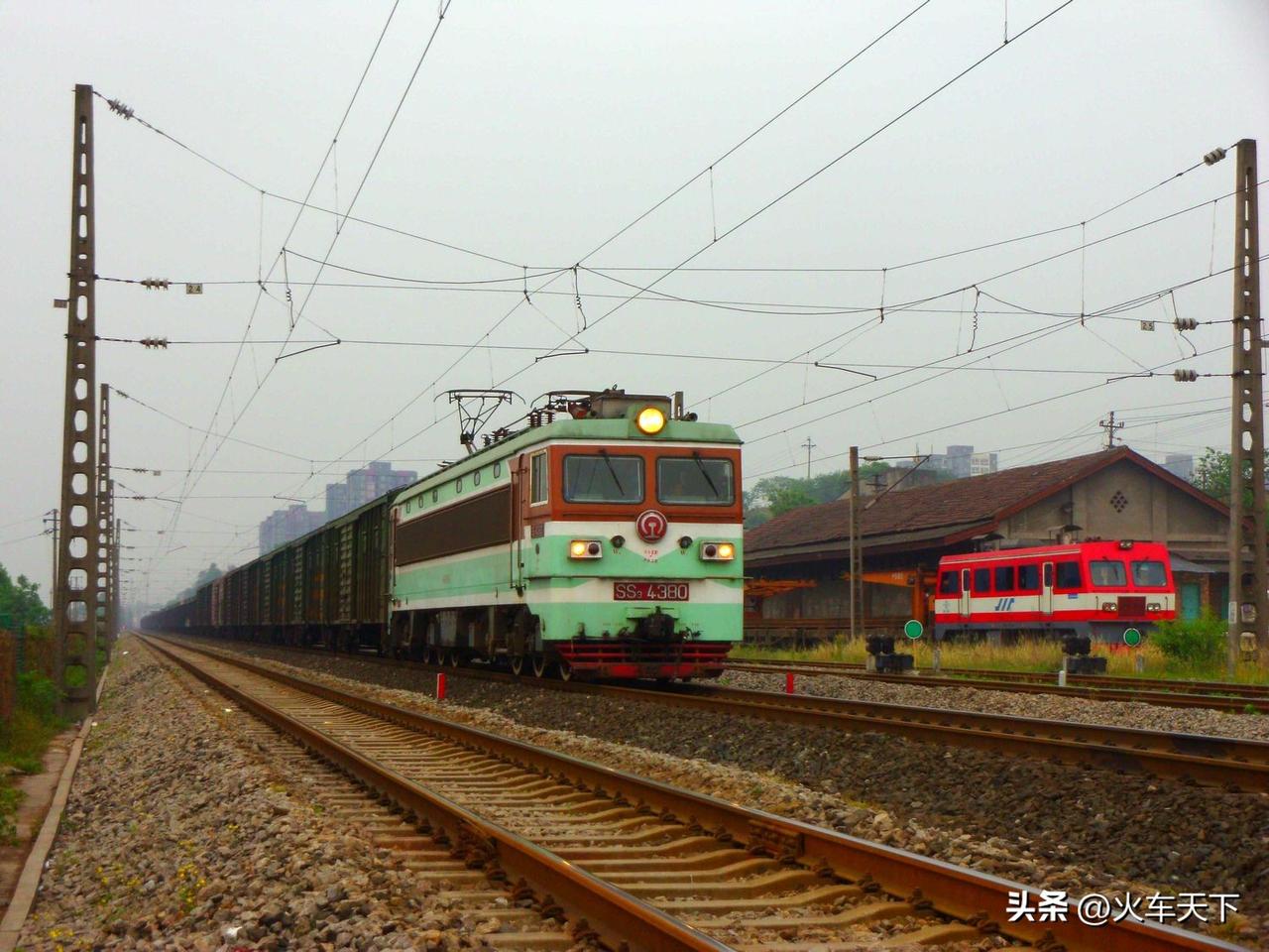 2013年，襄渝铁路西永车站到中梁山隧道口这段，过了两年，也就是2015年9月，