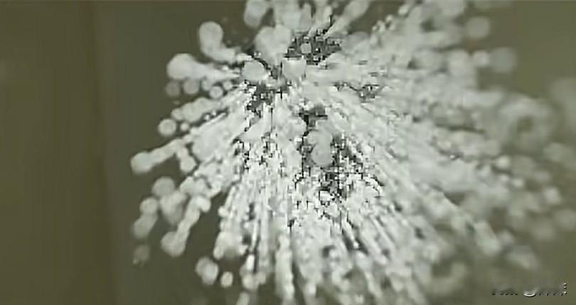 这段时间刷视频常看到有人说天冷后夫妻洗澡要不要洗隐私部位，县城澡堂里不少中年妇女