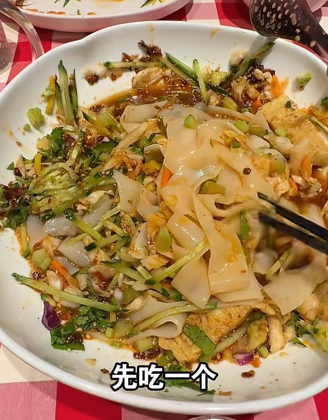 西贝45块钱的凉皮，
这完全是把消费者当韭菜。
问西贝老板45元钱的凉皮值吗？回
