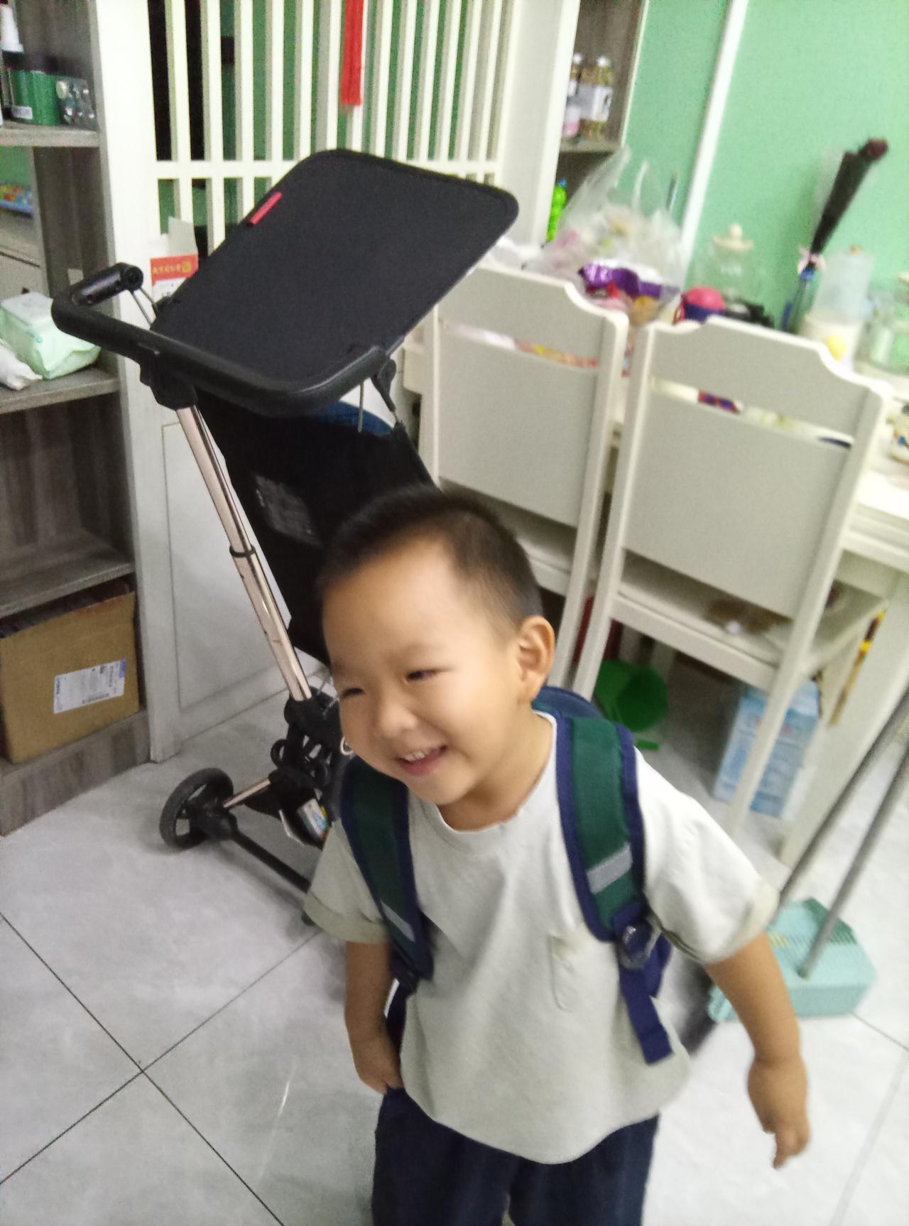 孙孙进校门，
带走奶奶魂；
怕孙不开心，
睛不离监控视频！