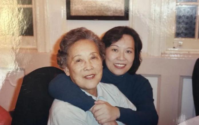 2001年，上海姑娘张玮拿出全部积蓄，为独居的恩师购买了一套养老住房。没想到20