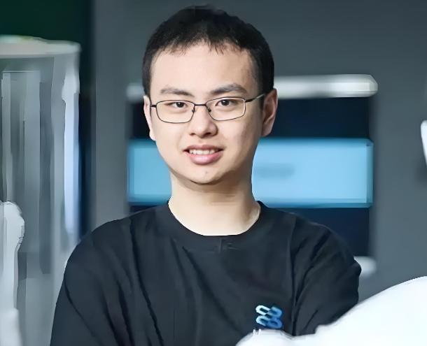闫俊杰，来自河南的超级学霸，中科院硕士博士，清华计算机博士后，因为对外公的深厚感