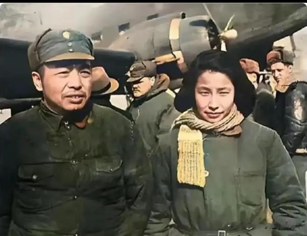 这张老照片拍摄于革命岁月，彭德怀元帅与夫人浦安修在飞机前留影。
彼时身处艰苦的革