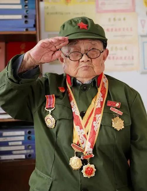 1939年，一个身高只有1米2的小孩恭敬地向日本军官鞠躬，对方摸了摸小孩的头：“