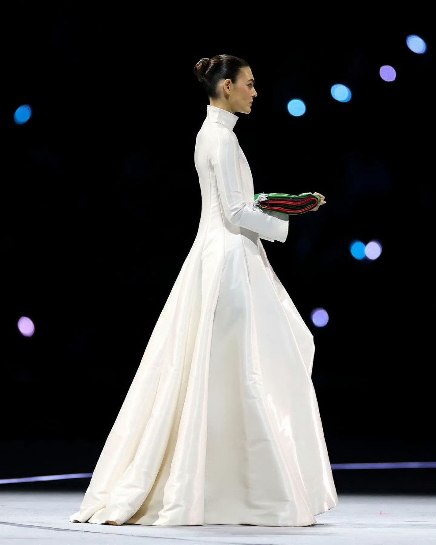 2026年米兰科尔蒂纳冬奥会开幕式上的美丽时刻，意大利以一场流动的时尚盛宴惊艳世