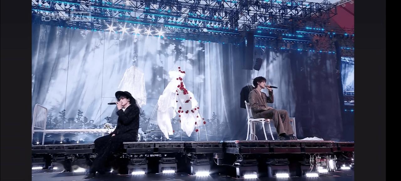 朱志鑫张泽禹舞台放loverboy照片 温柔歌声搭配回忆画面，全场瞬间沉浸式共情