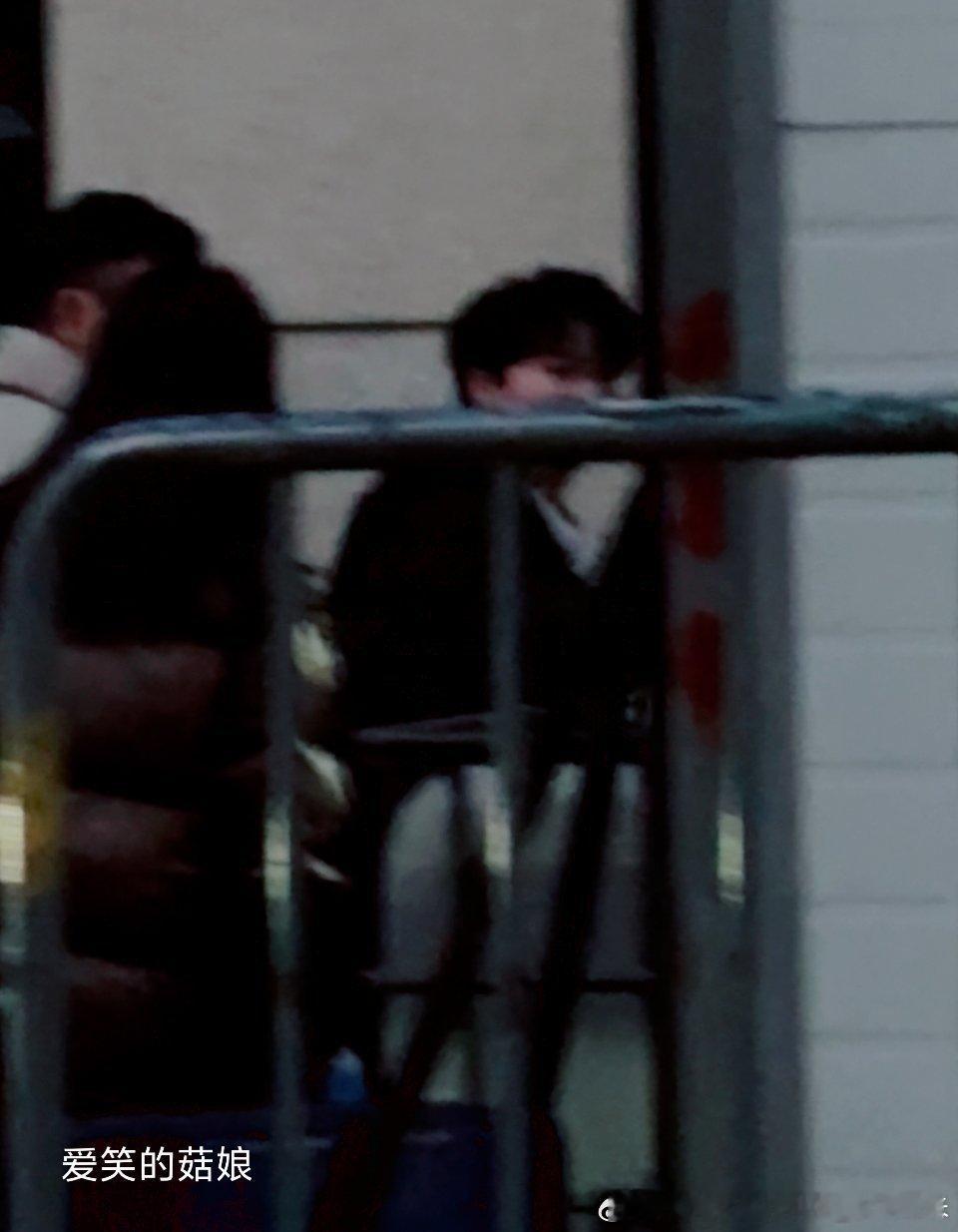 周深周深一下车先给粉丝鞠躬 浙江卫视春晚 忙忙碌碌给米子做饭的领导