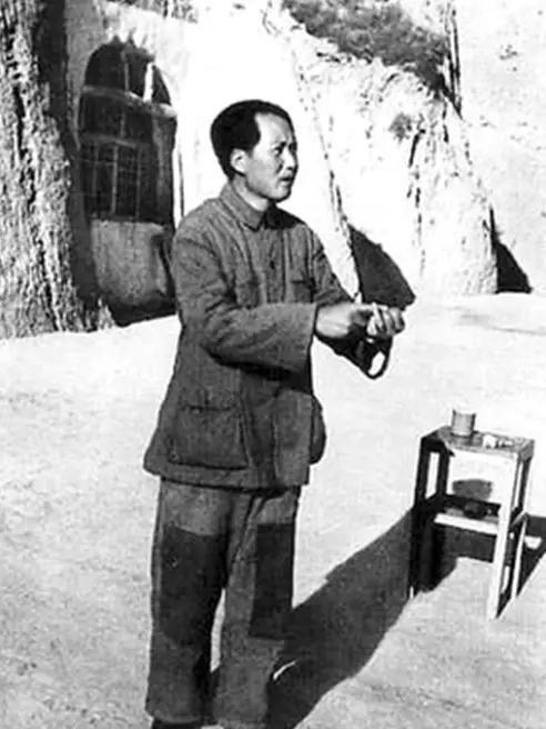 1948年毛泽东遭遇人生最惊险的一次刺杀事件，他面对危险时采取了什么措施成功脱险