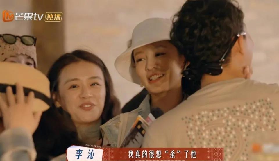 张晚意皮得都让李沁上手了，果然冤种姐弟！这是熟透了啊！

李沁接任导游，张晚意为
