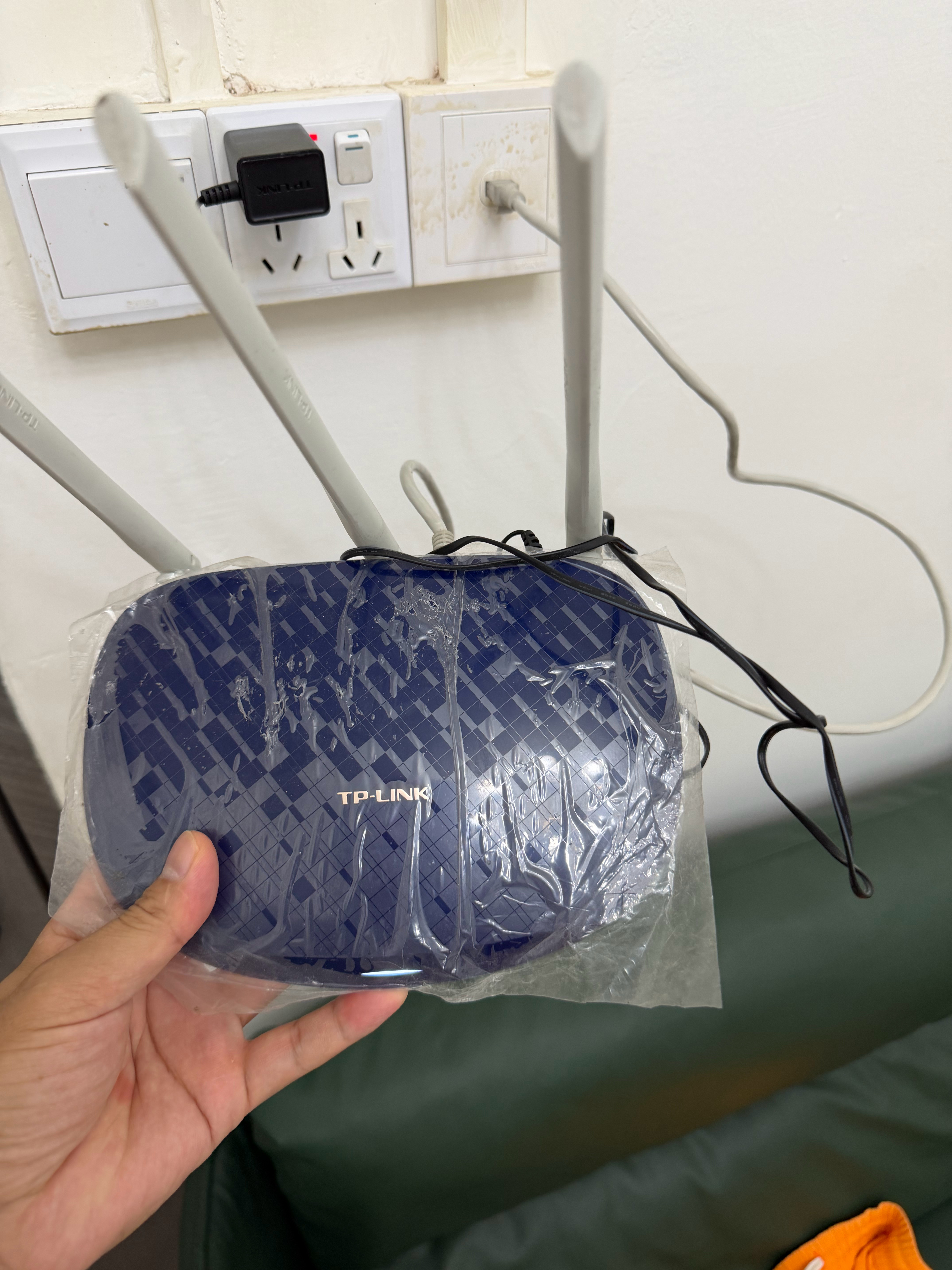 表哥表妹，我租的房是包含无线，100M宽带，昨天上门安装，路由器收费50元，微信